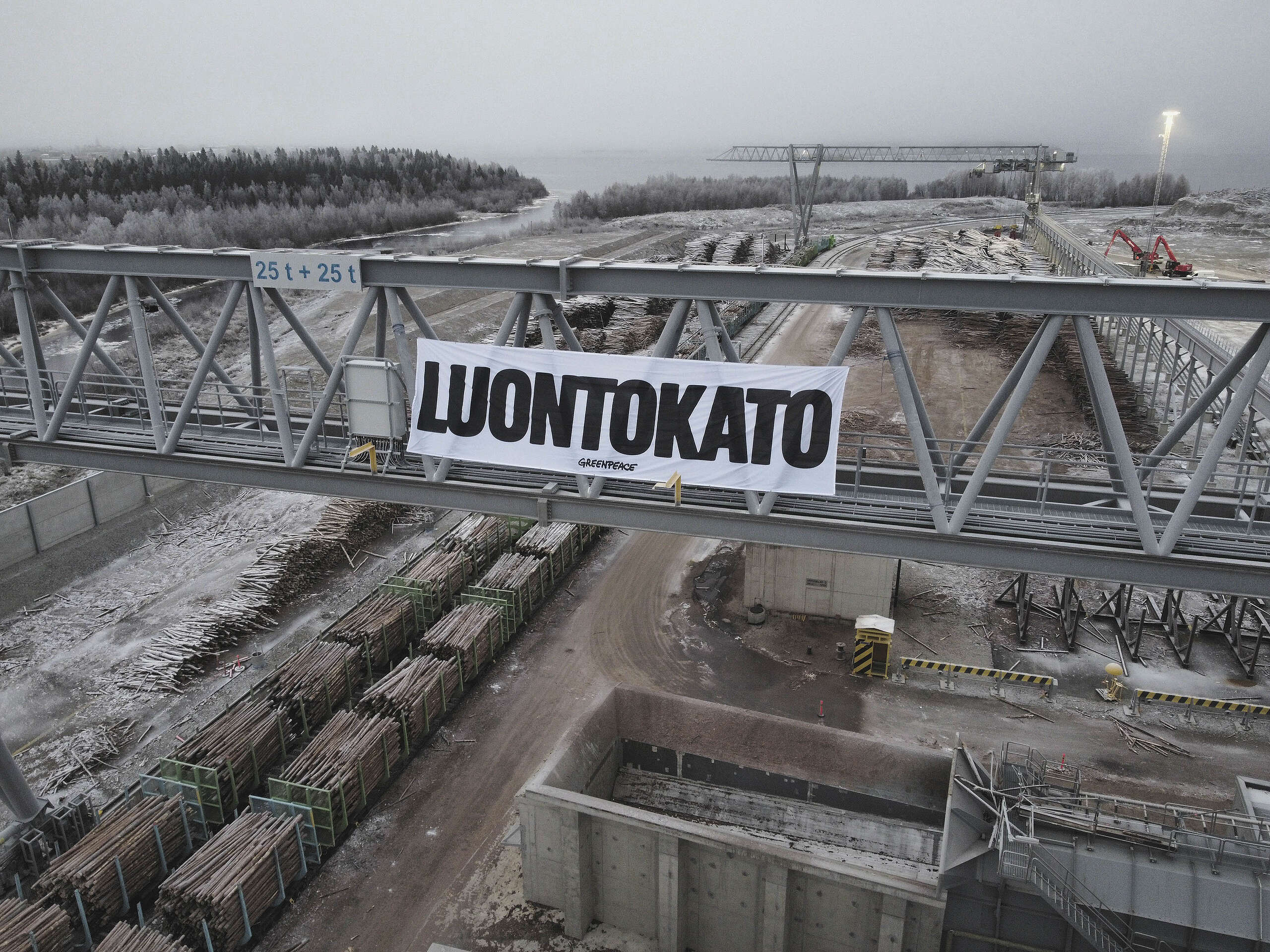 Nosturiin on kiinnitetty banneri, jossa lukee "Luontokato".